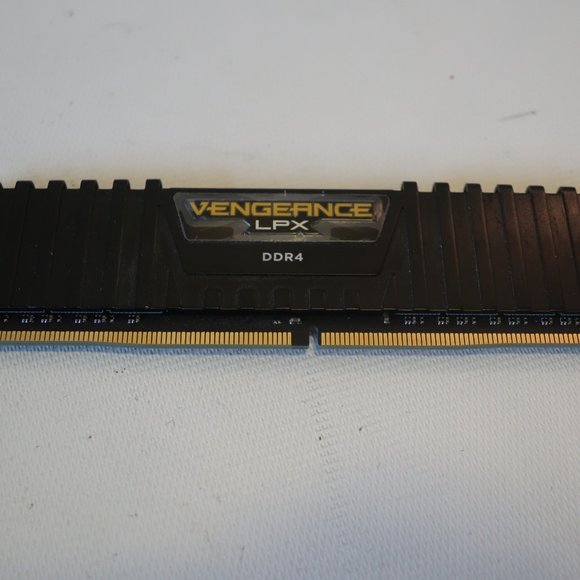 CORSAIR VENGEANCE LPX 8GB DDR4 DRAM 2400MHZ * - Picture 1 of 7